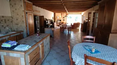 Coin salon dans l'établissement brouillon Maison de famille, 4 chambres, 10 couchages, piscine 1N pb nb chambres