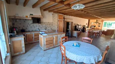 Cuisine ou kitchenette dans l'établissement brouillon Maison de famille, 4 chambres, 10 couchages, piscine 1N pb nb chambres