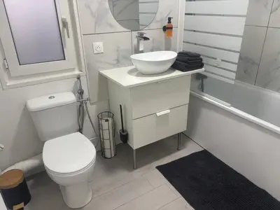 Salle de bains dans l'établissement Maison moderne au cœur de la Champagne