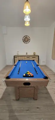 Billard dans l'établissement Cozyhouse 2 chambre, 6 personnes avec jardin