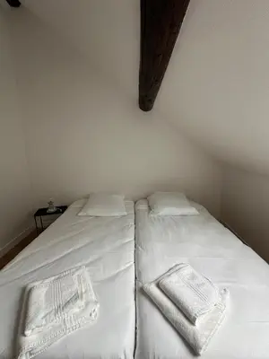 Un ou plusieurs lits dans un hébergement de l'établissement Appartement Luna 8p Vue Hôtel de Ville Charleville
