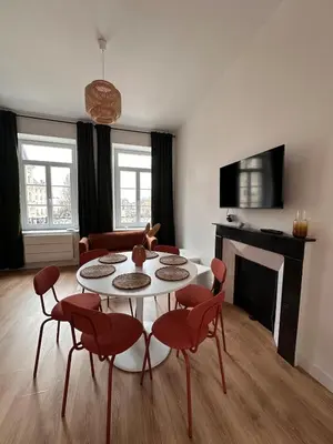 Télévision ou salle de divertissement dans l'établissement Appartement Luna 8p Vue Hôtel de Ville Charleville