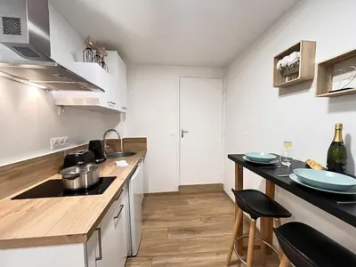 Cuisine ou kitchenette dans l'établissement Paris 24 - Studio calme, cosy proche centre Reims