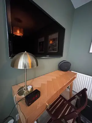 Télévision ou salle de divertissement dans l'établissement HENRI, Reims centre, calme et confort