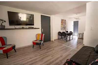 Télévision ou salle de divertissement dans l'établissement Bright villa floor with terrace and garden