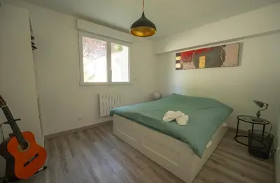 Un ou plusieurs lits dans un hébergement de l'établissement Bright villa floor with terrace and garden