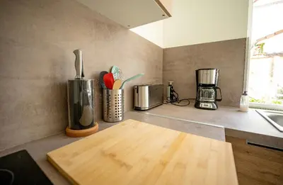 Cuisine ou kitchenette dans l'établissement Bright villa floor with terrace and garden