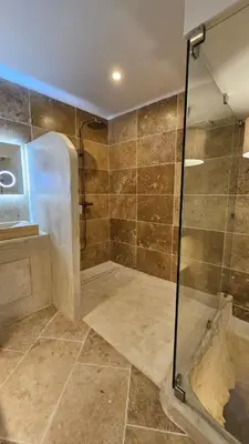 Salle de bains dans l'établissement La suite Saule