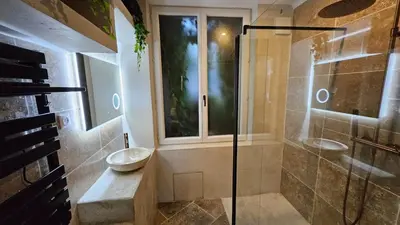 Salle de bains dans l'établissement La suite Frêne