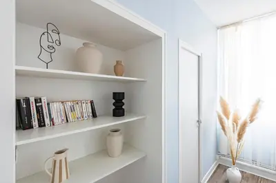 Bibliothèque dans l'appartement
