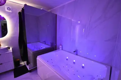 Un ou plusieurs lits dans un hébergement de l'établissement Le Sanctuaire Hirson, Spa Privatif, Sauna