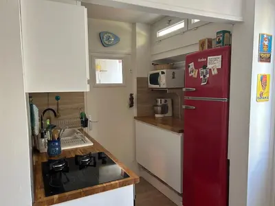 Cuisine ou kitchenette dans l'établissement Apartment close to Place Luton
