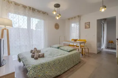 Un ou plusieurs lits dans un hébergement de l'établissement T2 familial avec jardin, calme à 15 min de Disney