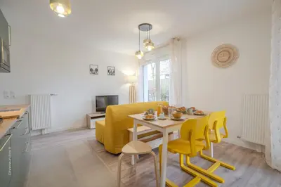 Cuisine ou kitchenette dans l'établissement T2 familial avec jardin, calme à 15 min de Disney