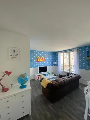 Coin salon dans l'établissement Chez Woody & Buzz - 10 minutes Disneyland Paris