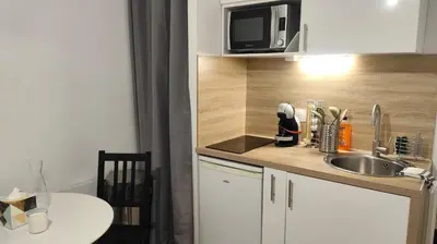 Cuisine ou kitchenette dans l'établissement Charmant Studio proche du centre et des commodités