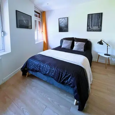 Un ou plusieurs lits dans un hébergement de l'établissement Combo centre-ville - 8 pers - 3 chambres avec salle de bain