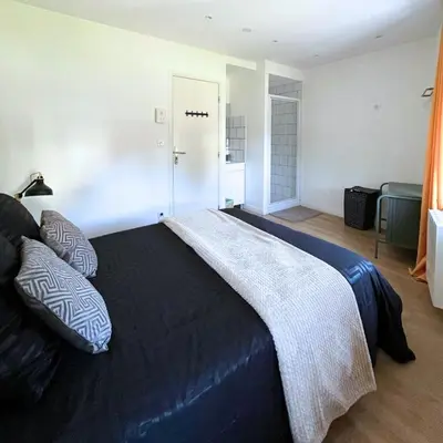 Un ou plusieurs lits dans un hébergement de l'établissement Combo centre-ville - 8 pers - 3 chambres avec salle de bain