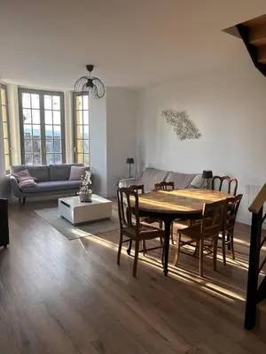 Coin salon dans l'établissement Bel appartement indépendant à proximité Château de Sedan