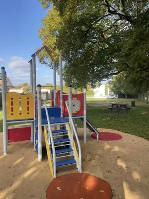 Aire de jeux pour enfants de l'établissement Macasa chambres et table d'hôte