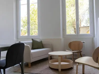 Coin salon dans l'établissement Bel appartement avec jardin privé - Reims Centre