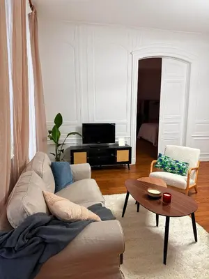 Coin salon dans l'établissement - Cosy Chastillon - Lumineux Appartement 2 chambres - En plein cœur du centre-ville