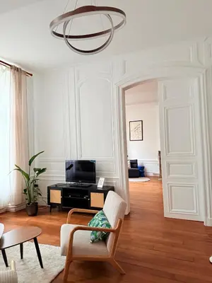 Télévision ou salle de divertissement dans l'établissement - Cosy Chastillon - Lumineux Appartement 2 chambres - En plein cœur du centre-ville