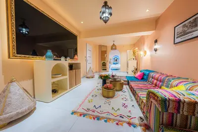 Coin salon dans l'établissement Suites Romantiques avec Jacuzzi - Marne-La-Vallée - Le Jardin De Vos Secrets