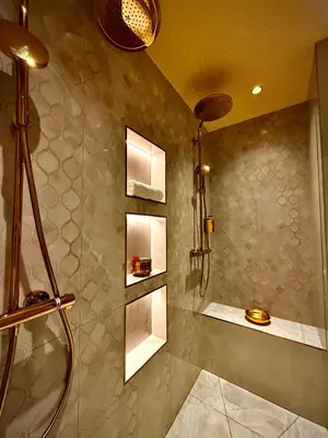 Salle de bains dans l'établissement Suites Romantiques avec Jacuzzi - Marne-La-Vallée - Le Jardin De Vos Secrets