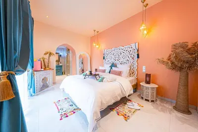 Un ou plusieurs lits dans un hébergement de l'établissement Suites Romantiques avec Jacuzzi - Marne-La-Vallée - Le Jardin De Vos Secrets
