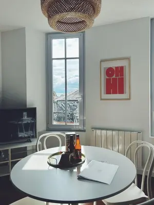 Télévision ou salle de divertissement dans l'établissement Suite Jaurès