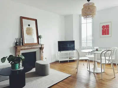 Télévision ou salle de divertissement dans l'établissement Suite Jaurès