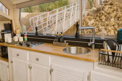 Cuisine ou kitchenette dans l'établissement Bateau Nuit sur la Marne