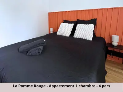 Un ou plusieurs lits dans un hébergement de l'établissement Les Appartements de la Pomme Rouge