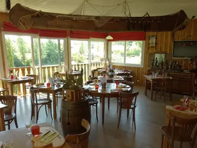 Restaurant ou autre lieu de restauration dans l'établissement Chalet cosy avec terrasse et poêle à bois pour 5 personnes - API-1-52-974