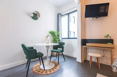 Télévision ou salle de divertissement dans l'établissement Immi Immobilier - Studio Moderne & Équipé