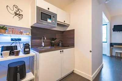 Cuisine ou kitchenette dans l'établissement Immi Immobilier - Studio Moderne & Équipé