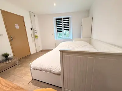 Un ou plusieurs lits dans un hébergement de l'établissement C Coispine charmant studio en RDC face à la meuse