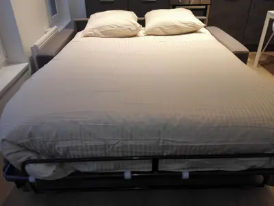 Un ou plusieurs lits dans un hébergement de l'établissement Apartment T2 Helle Stadtzentrum Voltaire Zimmer Hof by Interhome