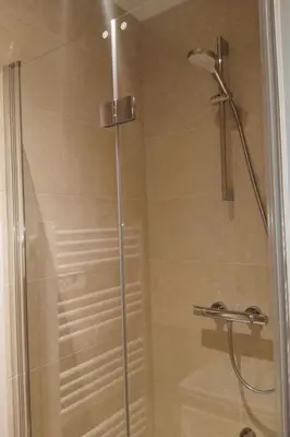 Salle de bains dans l'établissement Apartment T2 Helle Stadtzentrum Voltaire Zimmer Hof by Interhome