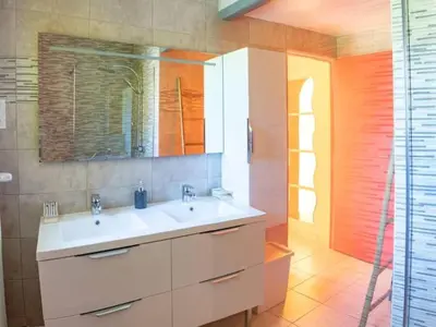 Salle de bains dans l'établissement Holiday Home Gite du col vert by Interhome