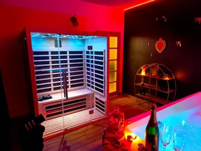 Piscine de l'établissement Loveroom LovaLova ou située à proximité