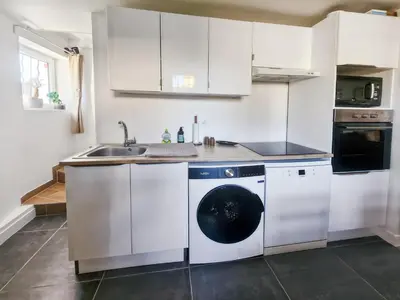 Cuisine ou kitchenette dans l'établissement Appartement Confortable à Coulommiers avec Jardin