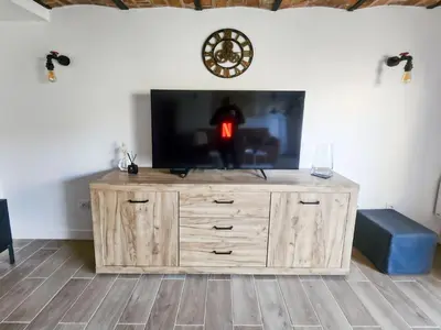 Télévision ou salle de divertissement dans l'établissement Appartement Confortable à Coulommiers avec Jardin