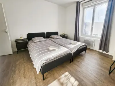 Un ou plusieurs lits dans un hébergement de l'établissement Appartement Confortable à Coulommiers avec Jardin