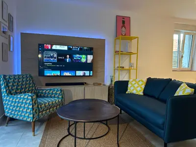 Télévision ou salle de divertissement dans l'établissement La petite Rémoise