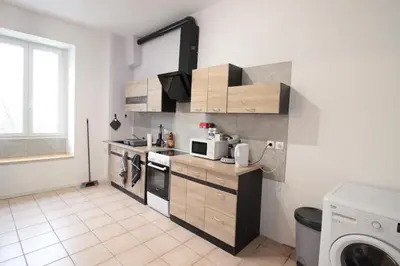 Cuisine ou kitchenette dans l'établissement MAISON - Les rives reposantes - Au bord de la MEUSE - WIFI - 3 Chambres - DUN-SUR-MEUSE