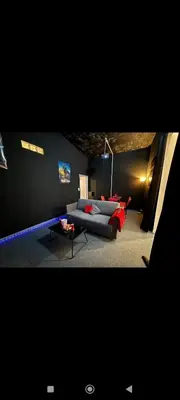 Coin salon dans l'établissement Instant Cinéma-Détente et Romantisme