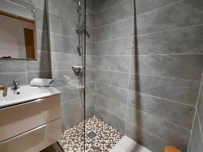 Salle de bains dans l'établissement C Coispine 1 Cosy studio RDC vue sur la Meuse