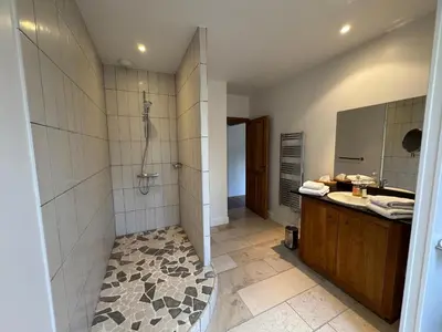Salle de bains dans l'établissement Le Gite de Caroline - Avec Parking Privé